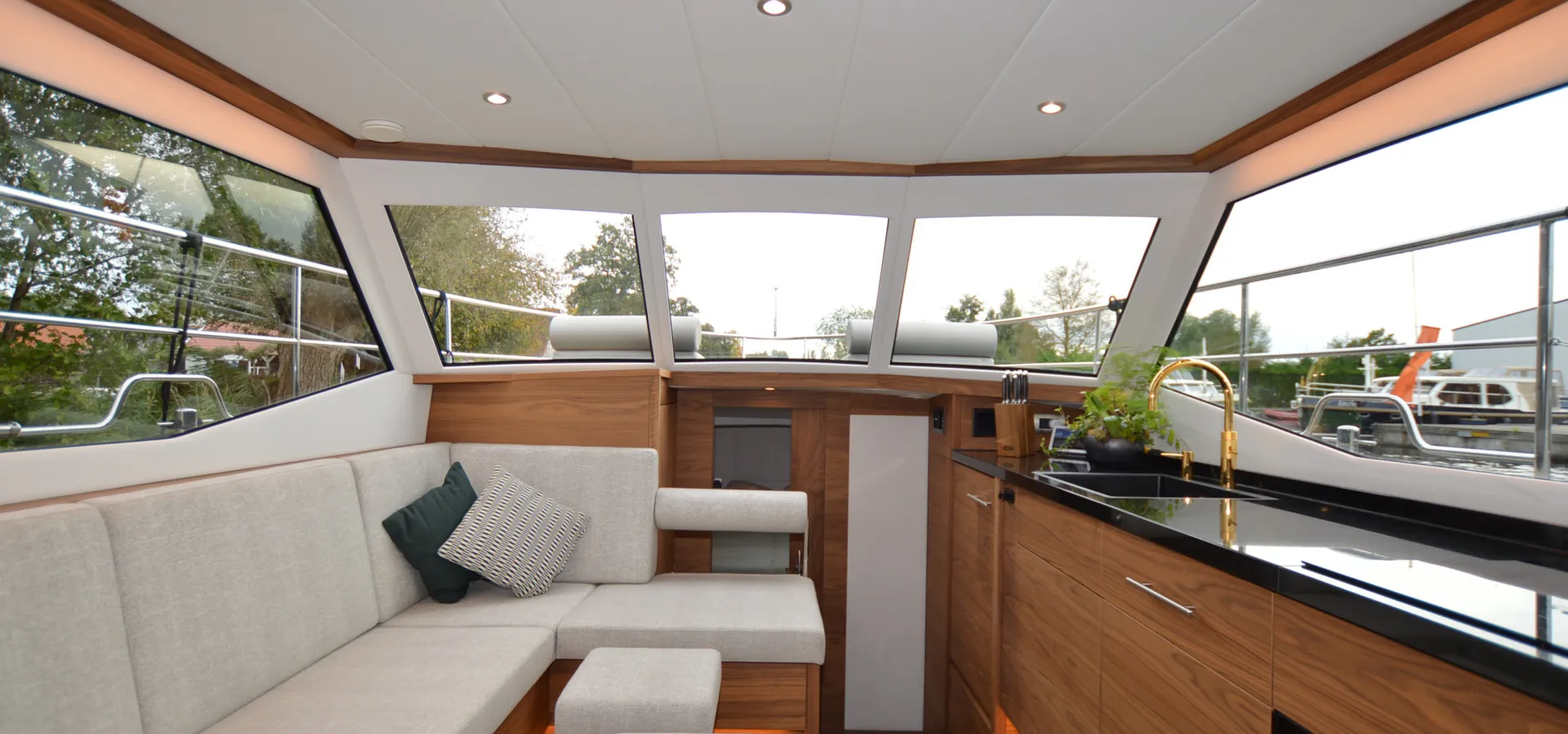 Vri Jon Contessa 42 AC Salon